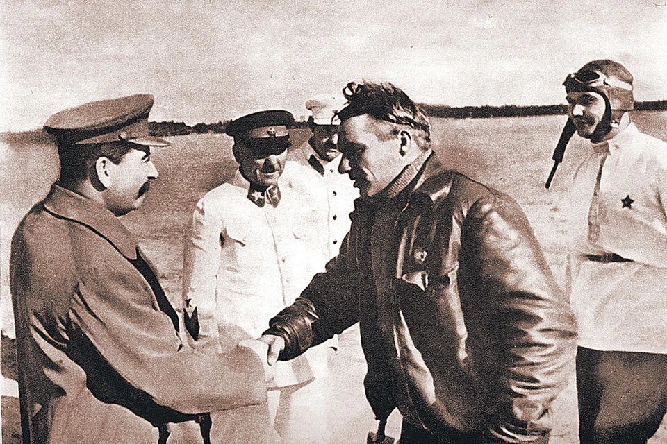 Когда Валерий Чкалов вернулся из своего первого рекордного полета, на аэродроме его встретил сам Сталин. Но особо теплых отношений между вождем и летчиком не было. Фото: wikimedia.org