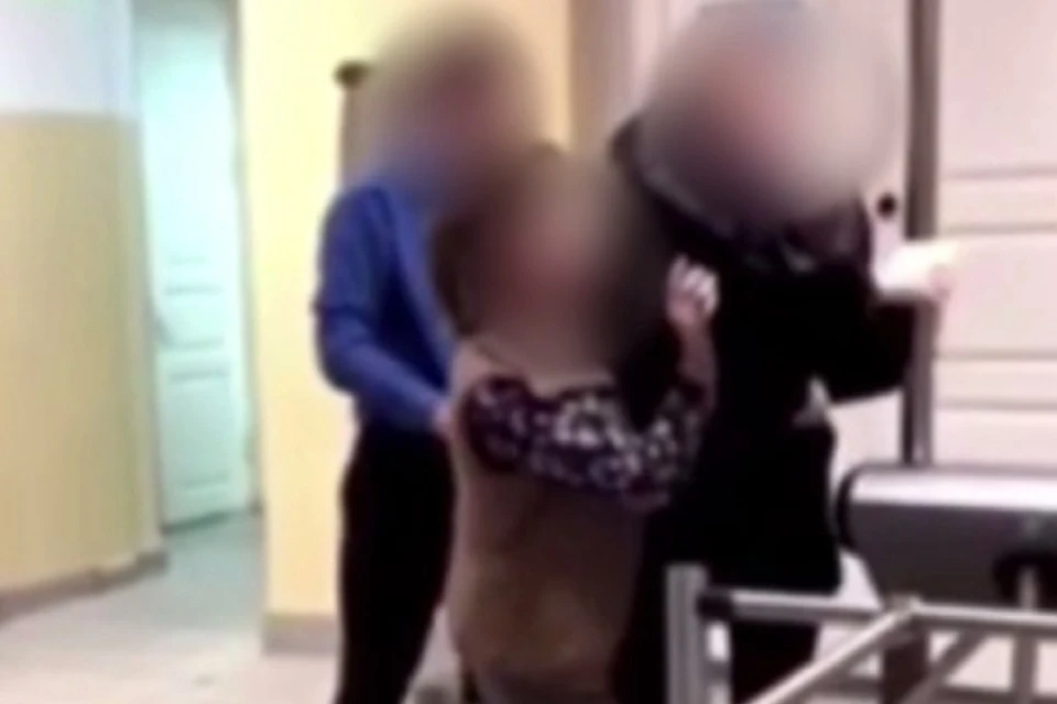 «Быстро вышла отсюда, хамка!»: студентка вуза Иркутска подралась с вахтершей.