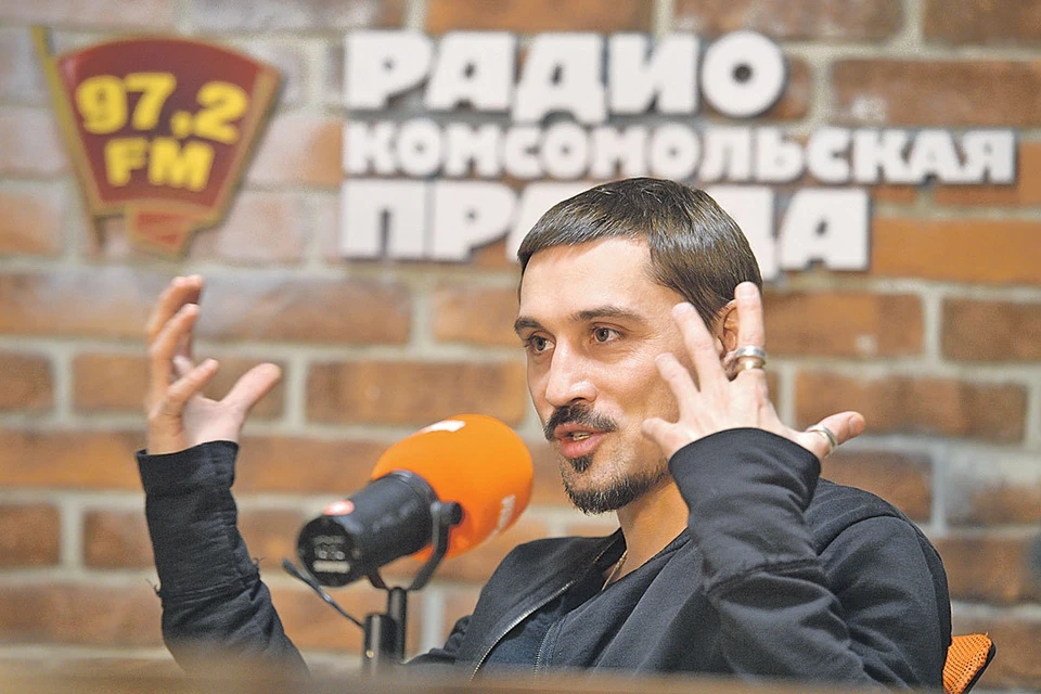 Певец в эфире радио «Комсомольская правда» рассказал, с кем встретит Новый год.