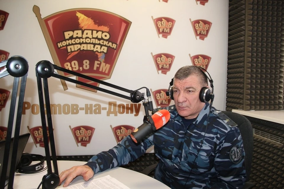 Генерал Даххаев в студии "Комсомолки". Фото: пресс-служба ГУФСИН по РО