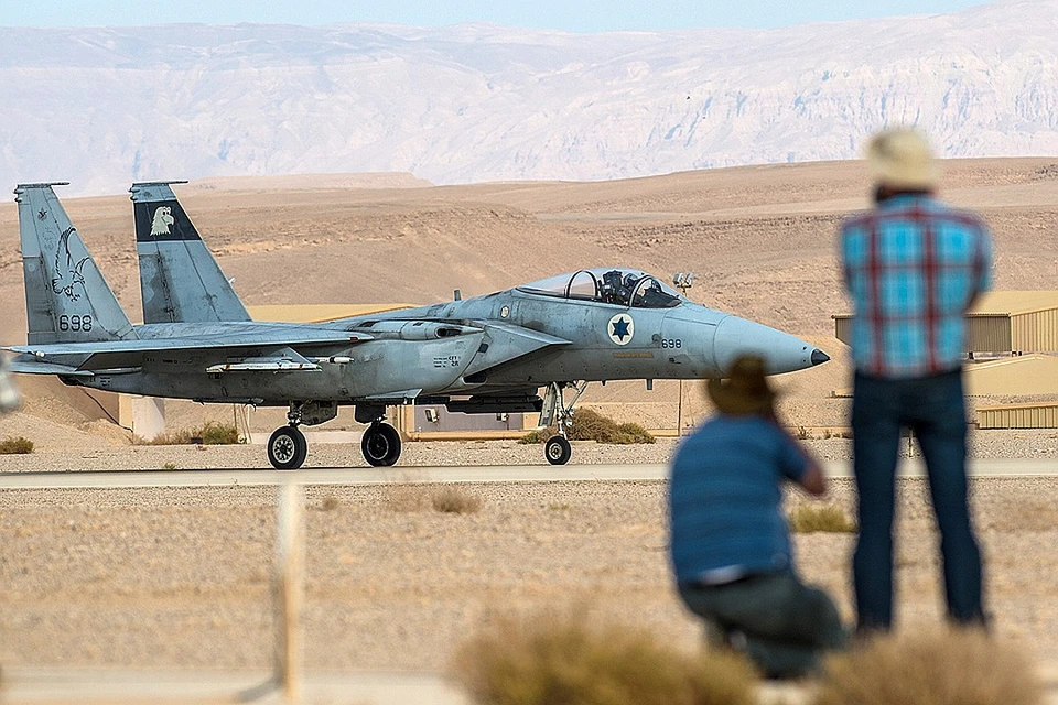 ВВС Израиля сбросили 16 управляемых авиабомб на Сирию.