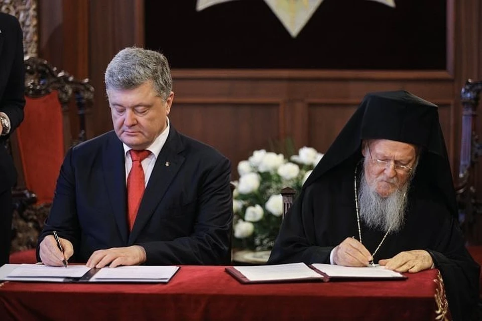 Стала известна часть соглашения, которое подписали 3 ноября в Стамбуле занимающий пост президента Украины Петр Порошенко и глава местного патриархата Варфоломей