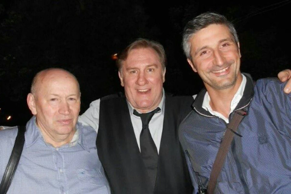 Виктор Баязитов (слева), Жерар Депардье и Арно Фрилле (справа) после пения "Марсельезы". Фото из архива компании B-TWEEN.