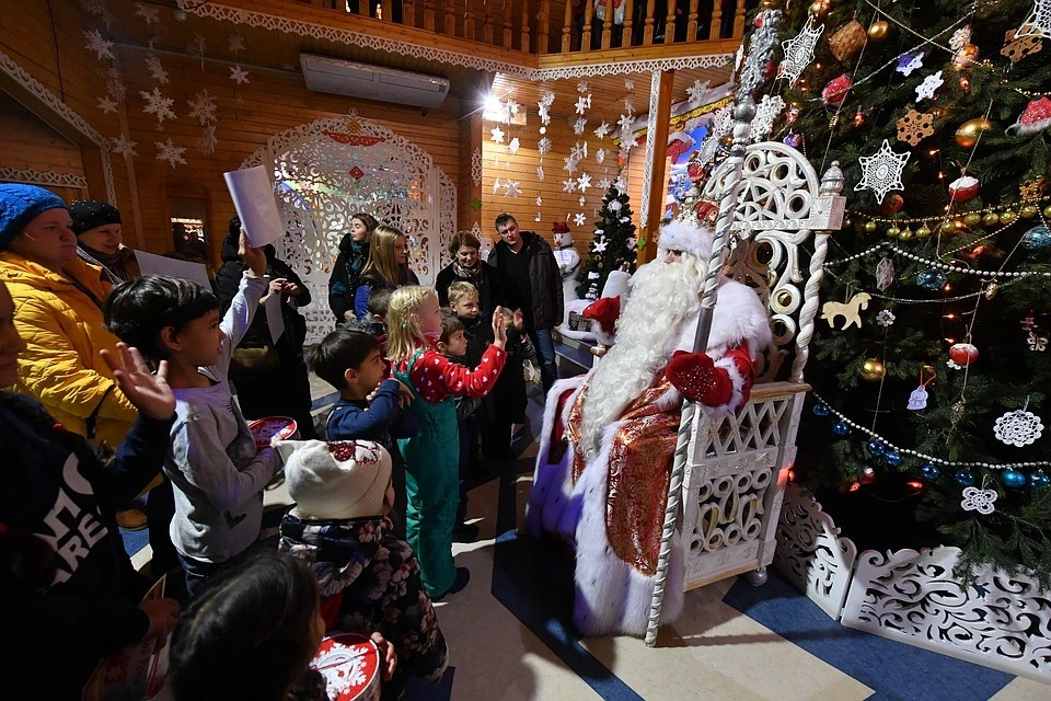 Восьмилетняя девочка отправилась одна на поезде из Петербурга на встречу Деду Морозу