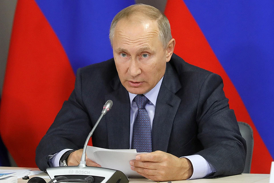 Президент РФ Владимир Путин подписал сразу два, пожалуй, самых резонансных закона 2018 года. ФОТО: Михаил Метцель/ТАСС