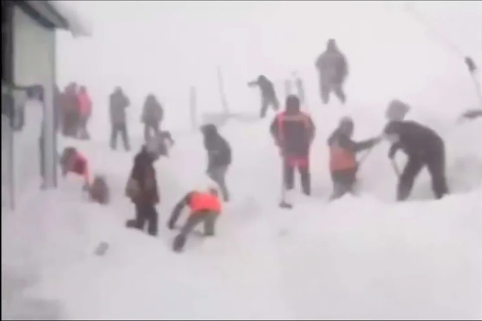 «Ура! Живой!»: в сети появились видео спасения людей из под лавин в поселке Хабаровского края
