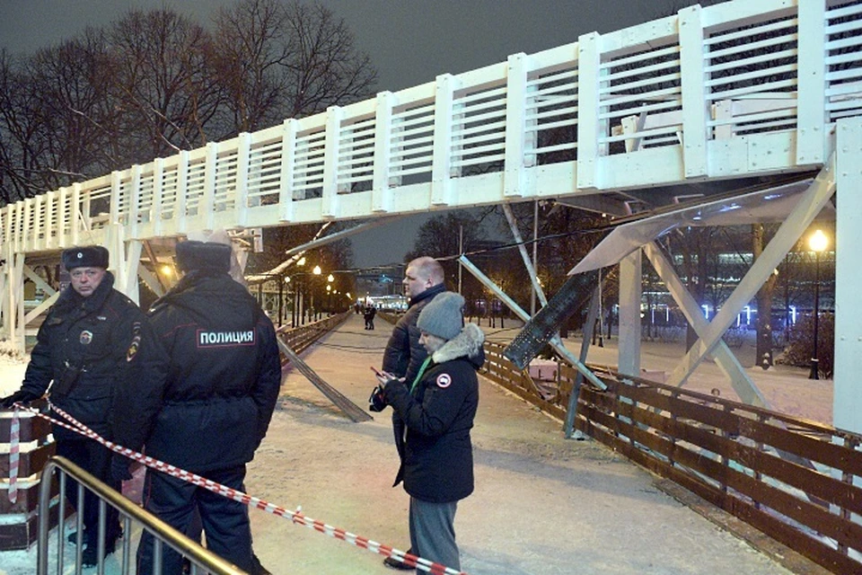 Мост обрушился в Парке Горького.