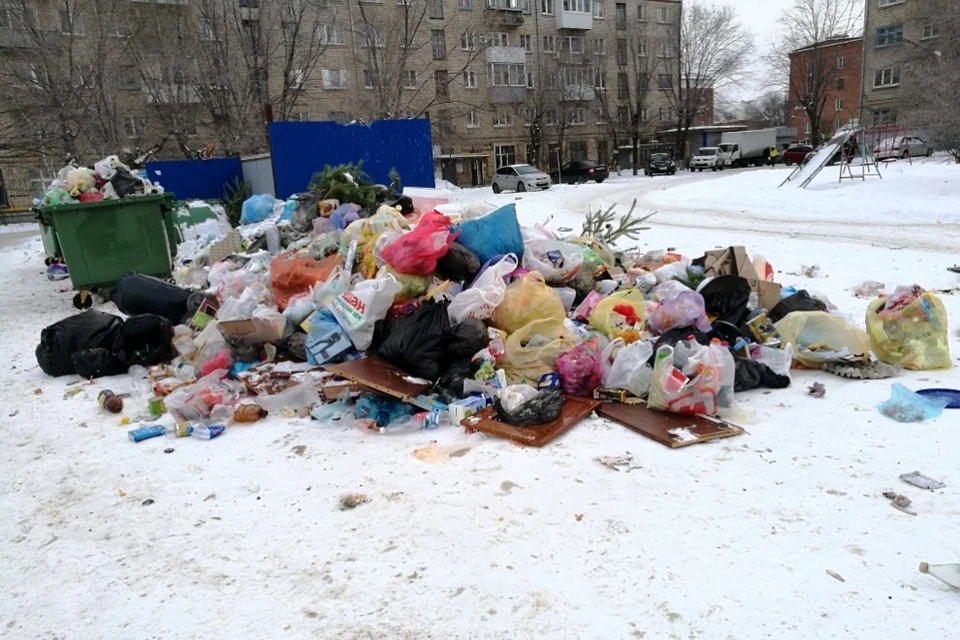 Еще неделю назад гора мусора на улице Титова, 15 - 17, была в несколько раз меньше.