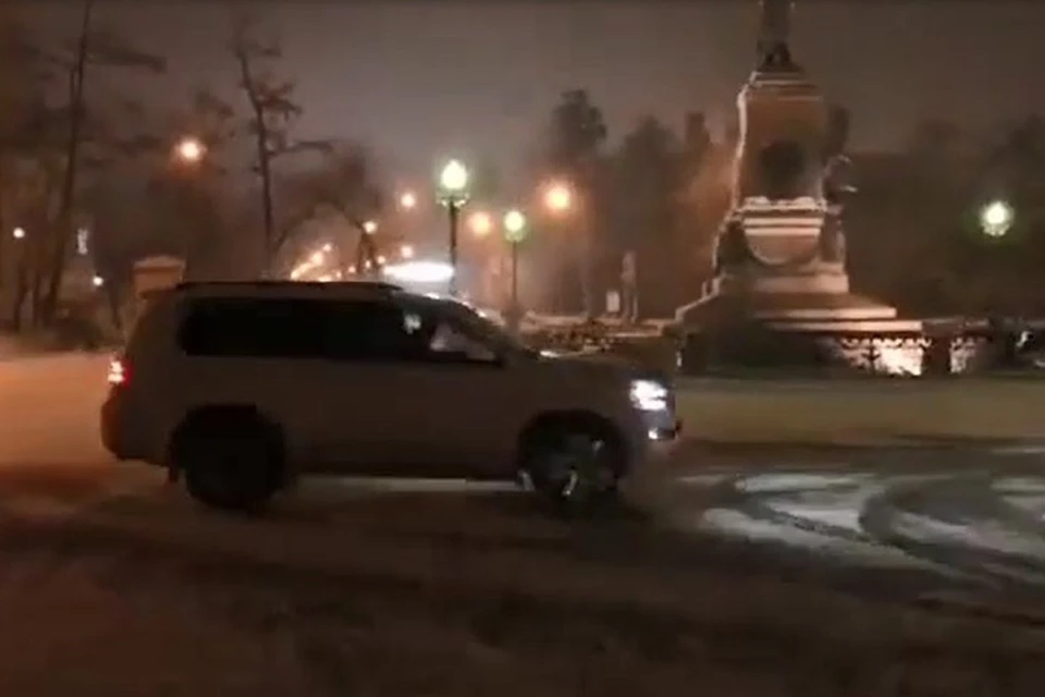 «Смотри, как раньше катались»: 65-летний мужчина признался в дрифте у памятника Александру III в Иркутске.