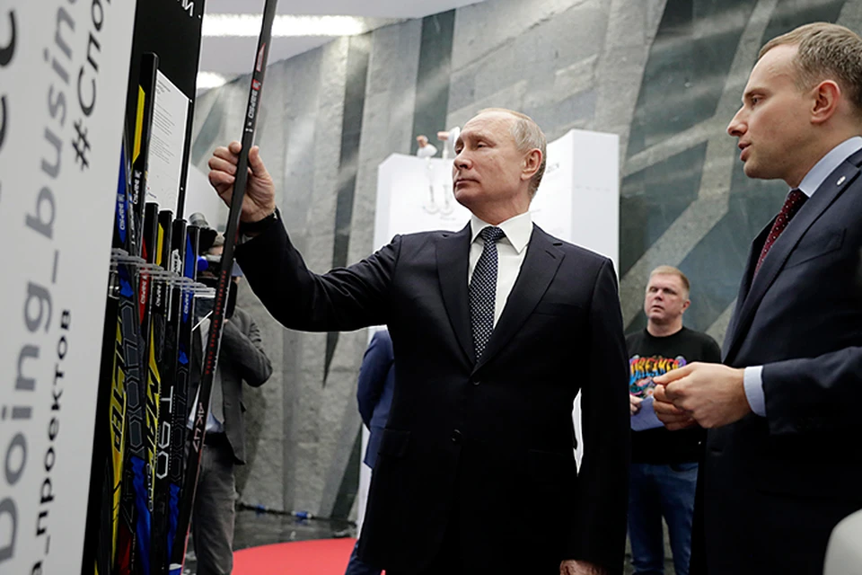 Именно такими клюшками Путин уже давно сам играет в хоккей. Фото: Михаил Метцель/ТАСС