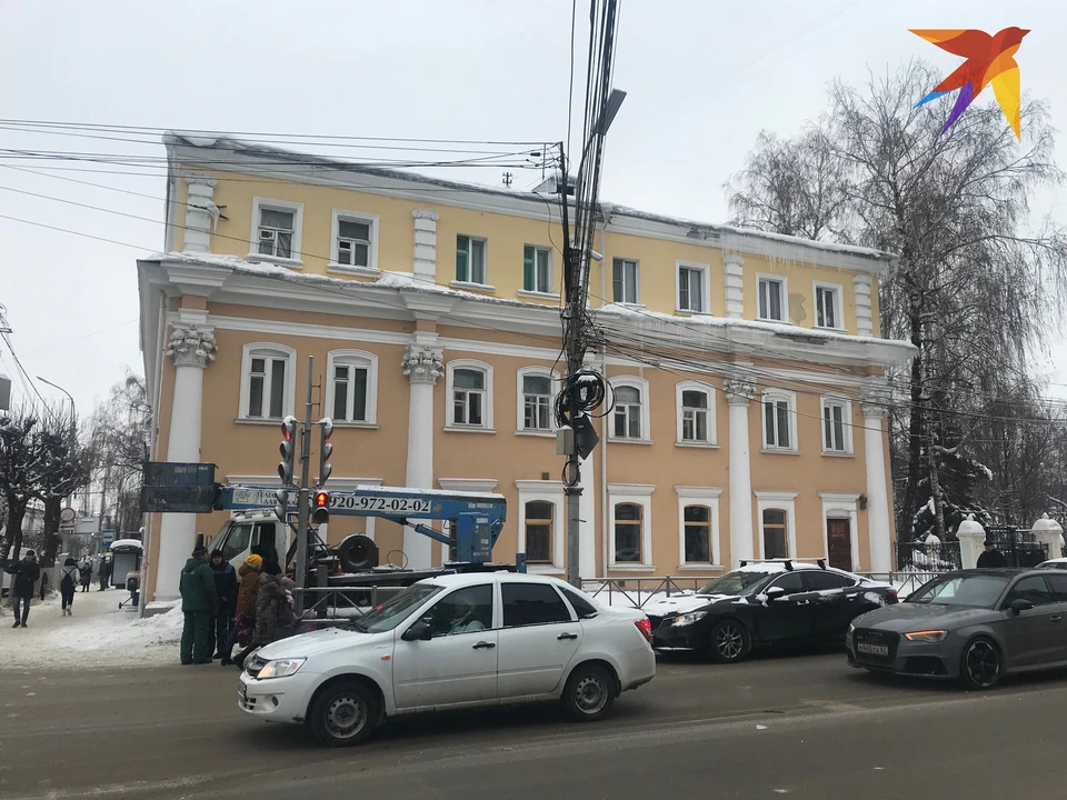 Для того чтобы открыть кафе на первом этаже исторического здания, строители снесли перегородки и чуть не обрушили полы соседской квартиры.