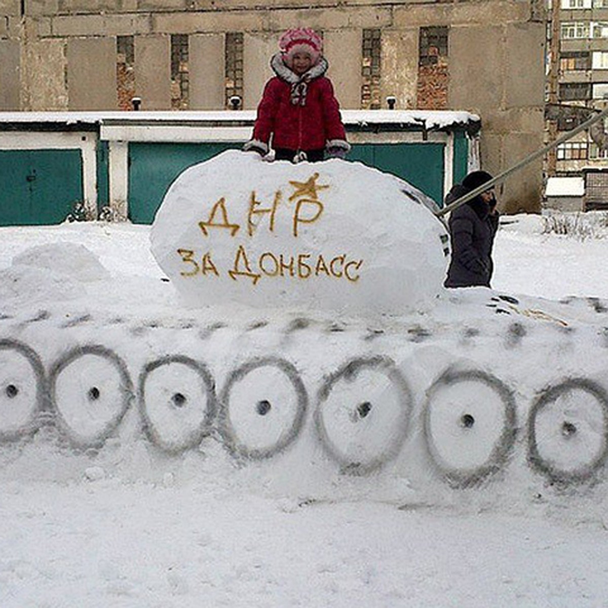 Танки, коты-культуристы, японцы, взорванные мосты - что в Донецке лепят из  снега - KP.RU