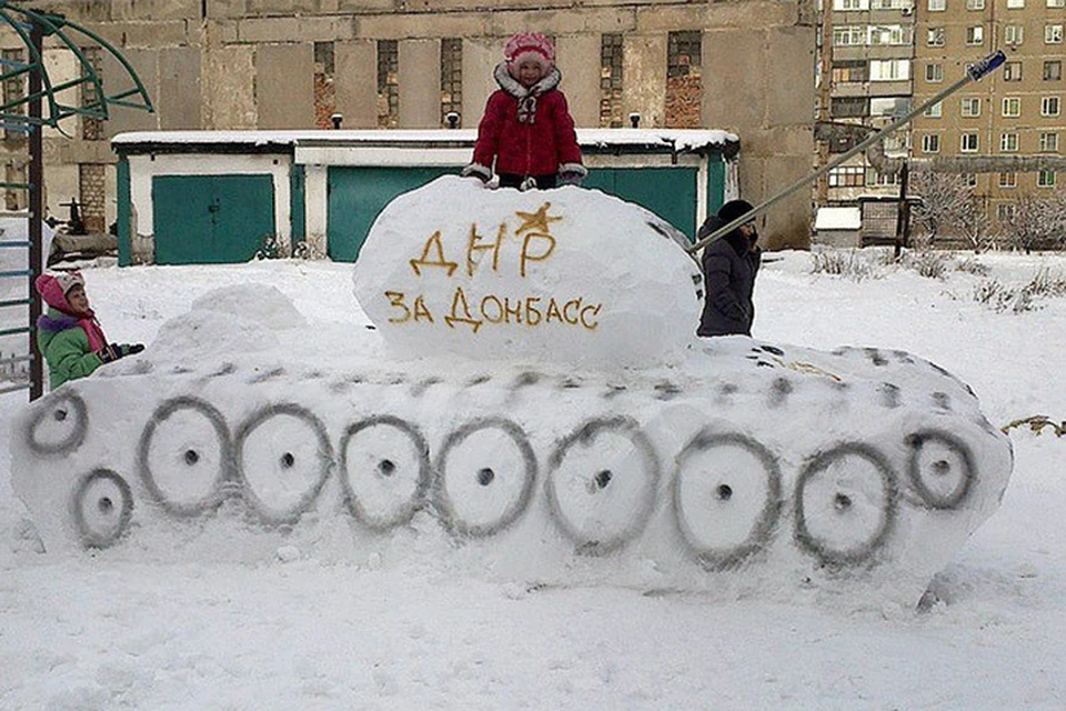 Обычная снежная инсталляция в Донецке