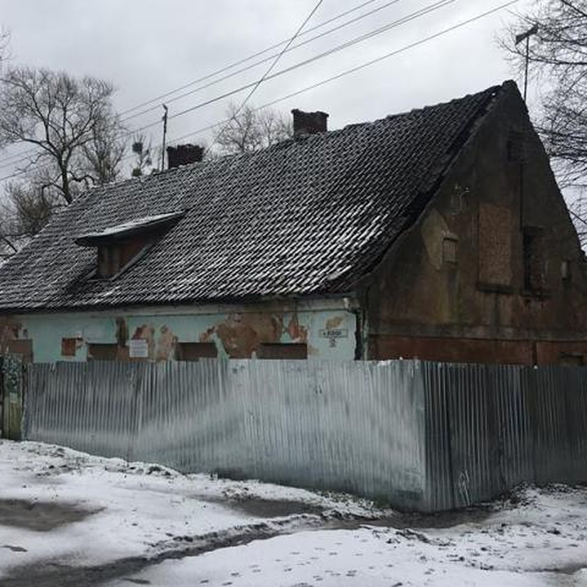 Администрация Гвардейска о заборе вокруг домика Коринта: 