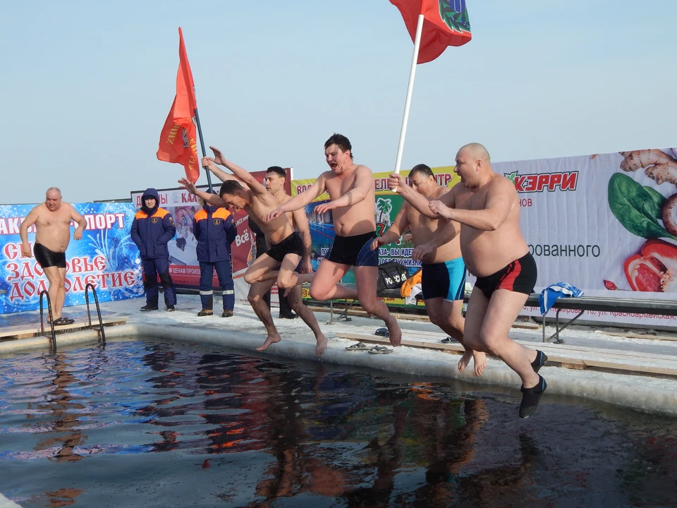 Каждый год 19 января в Благовещенске на Амурскую, 1 приходят тысячи человек, чтобы набрать освященной воды и окунуться в ледяную купель.