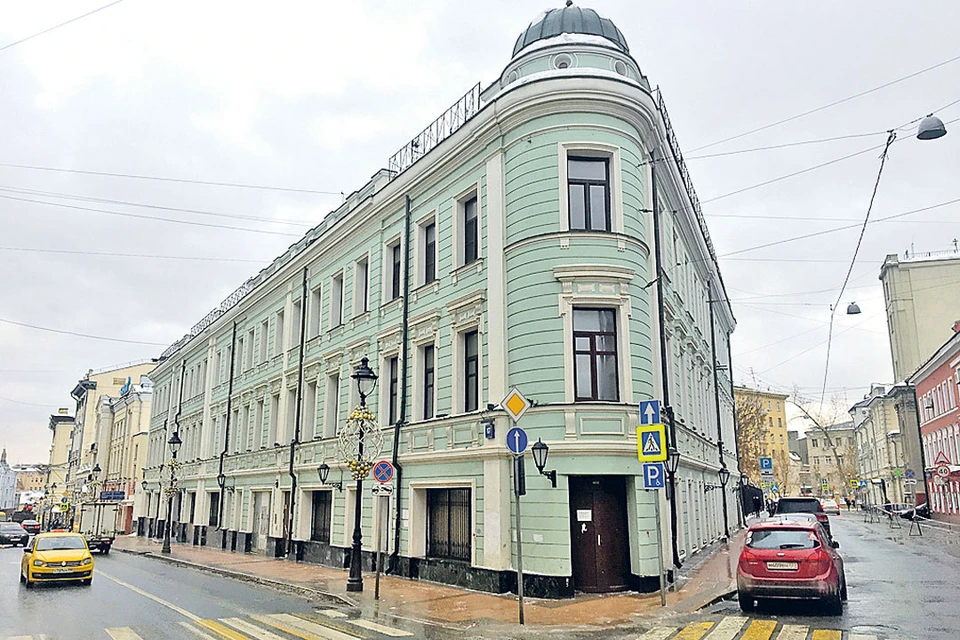Трехэтажный дом Булошникова с мансардой находится по соседству с Театром имени Маяковского, Большая Никитская улица, 17, строение 1.