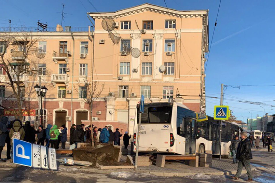 Автобус снес знак и разворотил клумбу. Фото: ВК, паблик "Ростов Папа".