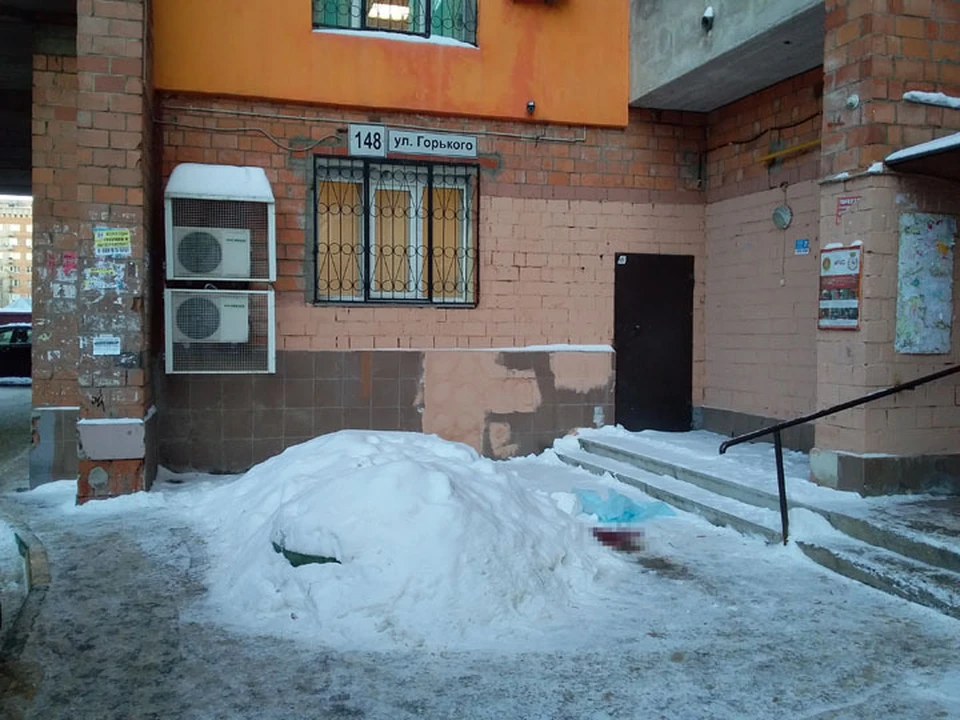 14-летняя девочка выпала из окна 8 этажа в центре Нижнего Новгорода