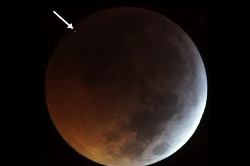 Система слежения за Луной зафиксировала вспышку на ее "кровавой" поверхности.
