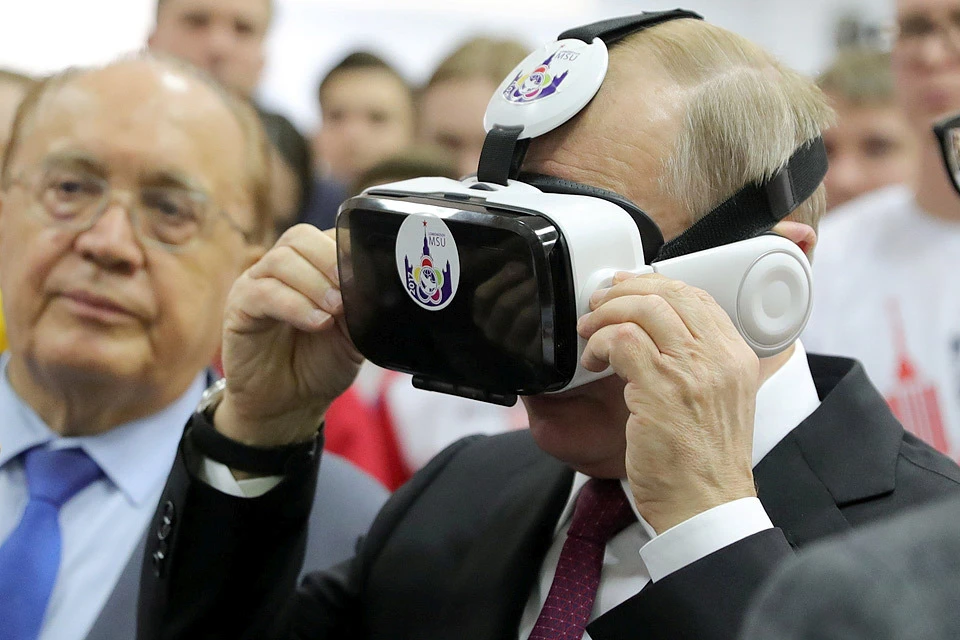 В МГУ Путину предложили примерить шлем дополненной реальности.