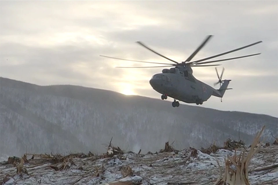 В Хабаровском крае военные летчики провели уникальную операцию по доставке двадцатитонного бульдозера на Бурею