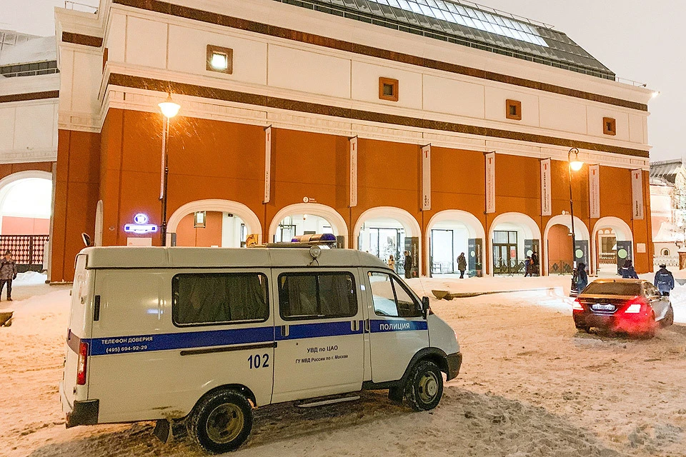 Полицейский автомобиль у здания "Третьяковки", вечер 27 января. Фото АГН Москва