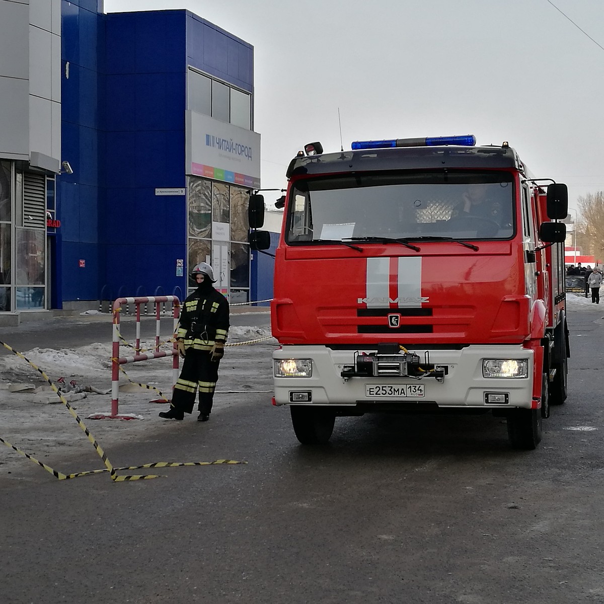 После сообщений о минировании школы и больницы Волгограда возобновили работу  - KP.RU