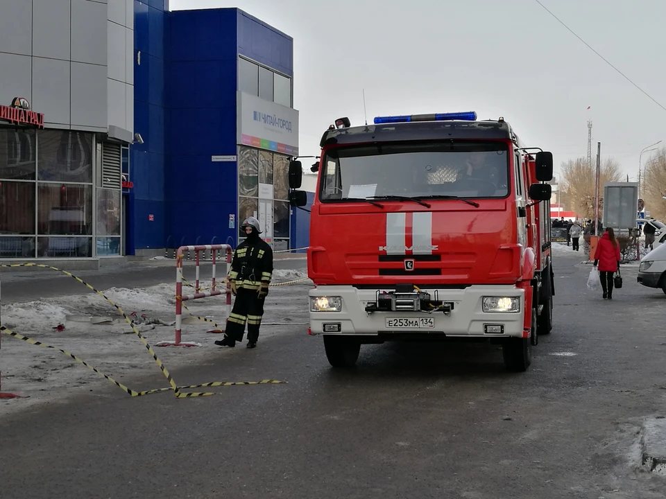 Тревожные сообщения поступили в школы, больницы и торговые центры.