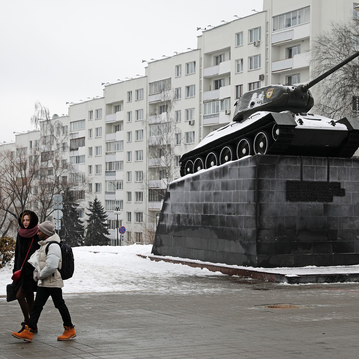 Дом у танка-памятника: квартиры на весь этаж и кухни шириной по два метра -  KP.RU