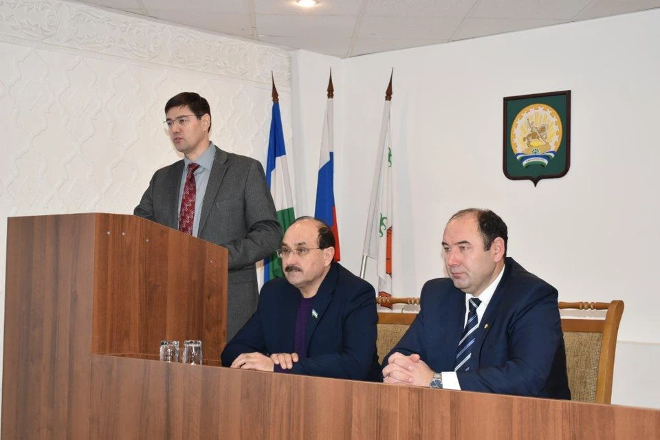 Мирхайдар Фатхуллин (на фото - слева) объяснил, почему релизы на сайте министерства не сообщали о превышении ПДК