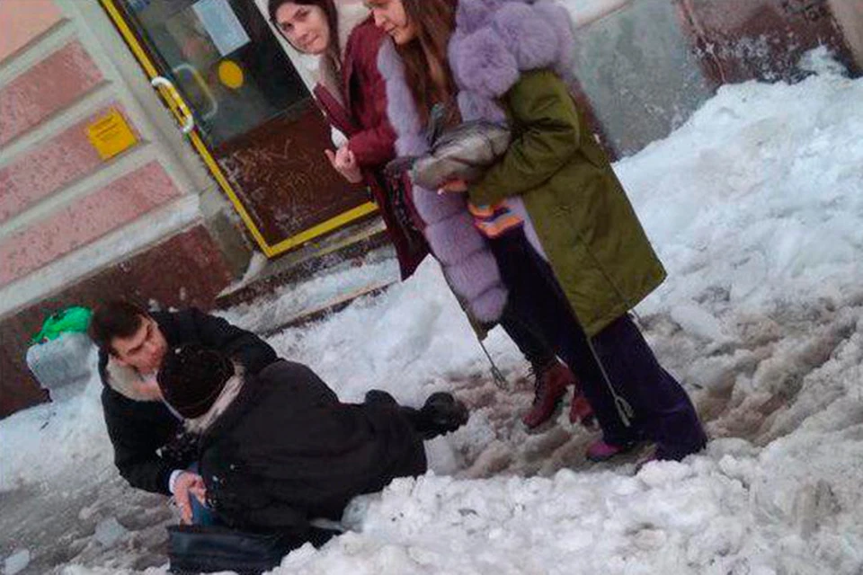 Пешеходы страдают в Петербурге из-за падения ледышек и сосулек с крыш.