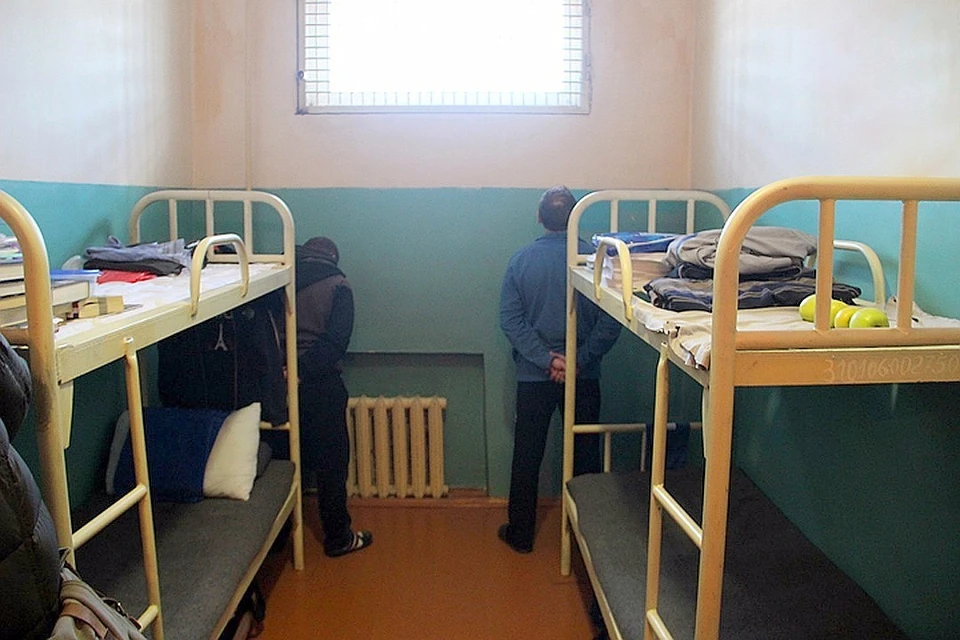 Антон Асташов (слева на фото) дожидался приговора в СИЗО. Там он был в одной камере с маньяком Евгением Чуплинским, кстати, тоже экс-милиционером.