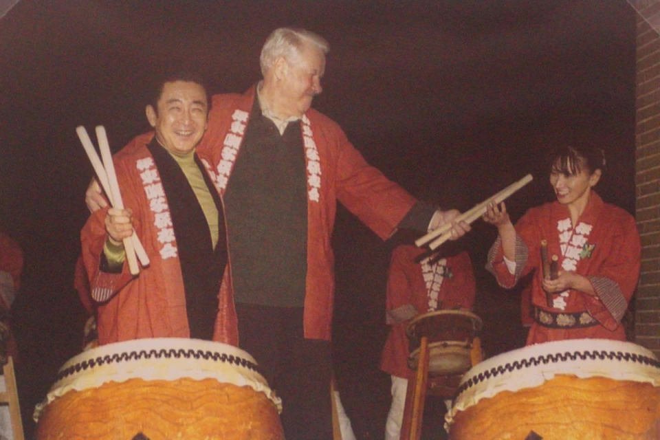 В 1998 году Борис Ельцин и премьер-министр Японии Рютаро Хасимото вместе сыграли на барабанах, однако договориться о Курилах не смогли. Фото: из архивов Ельцин Центра