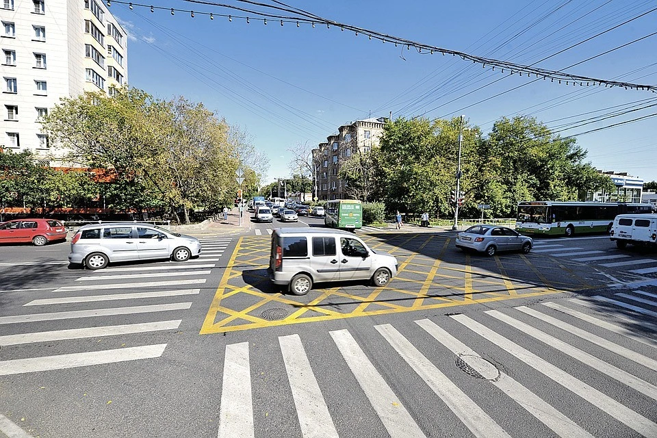 Камеры для штрафов за "вафельницу" появятся на сотне перекрестков Москвы.