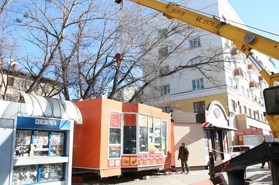 Киоск, известный нелегальной торговлей алкоголем в центре Хабаровска, увез эвакуатор