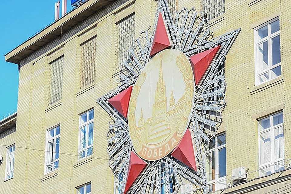 Орден Победы на фасаде Теплотеха - гордость жителей Калининского района. Фото: Андрей АБРАМОВ