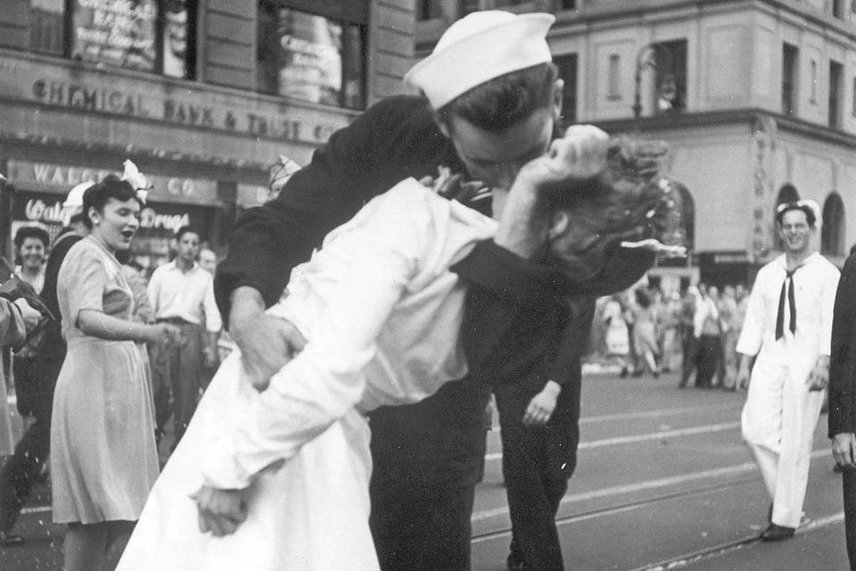 Знаменитый кадр с поцелуем на Таймс сквер. Фото EASTNEWS/AP Photo/Victor Jorgensen