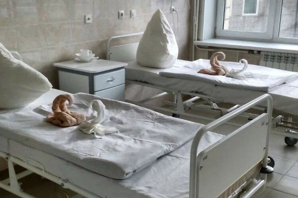 лебеди сделаны из полотенец на кровати.