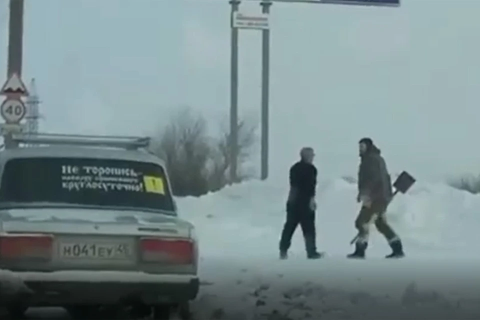 Кадр из видео: водитель сцепился с охранником дорожной камеры.
