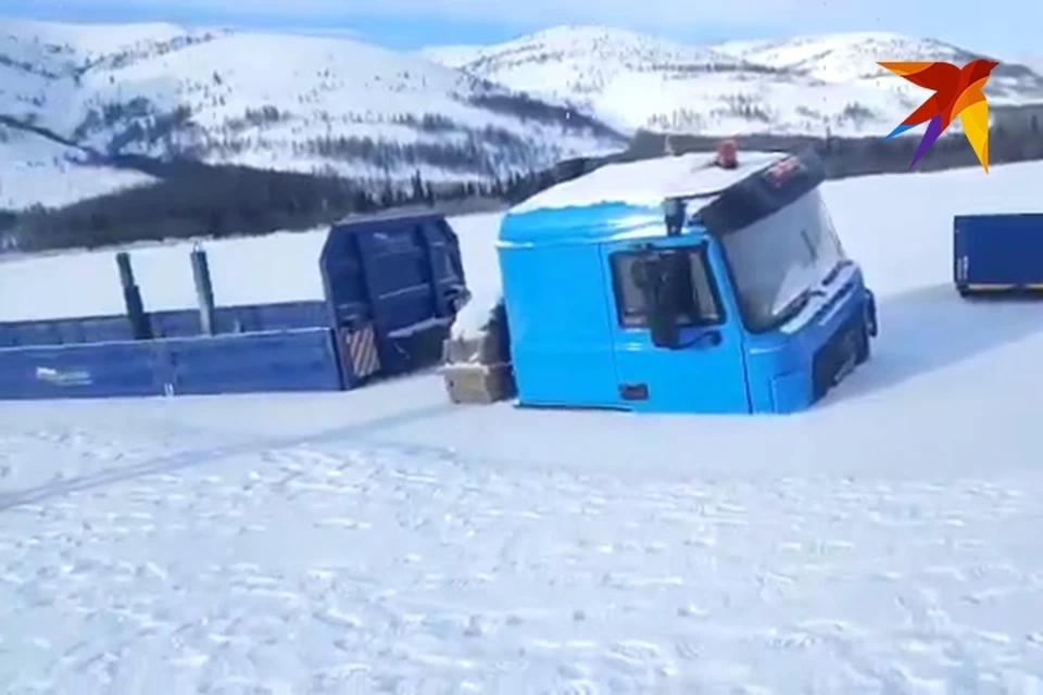 В Якутии три грузовика вмерзли в лед на переправе и почти месяц не могут выбраться из плена