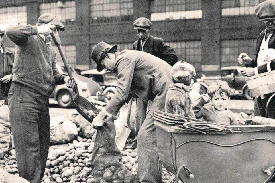 В годы Великой депрессии власти раздавали картошку голодающим американцам.