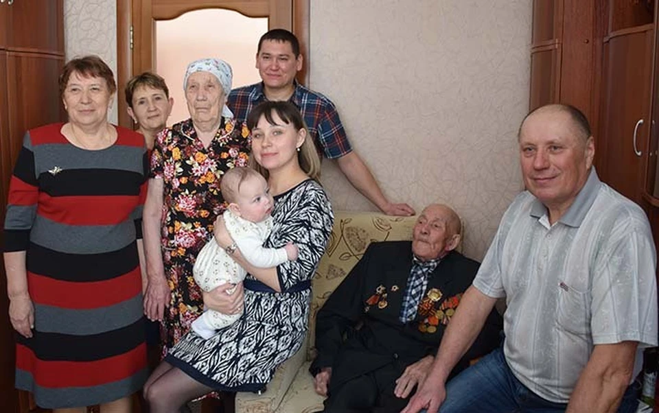 Иван Константинович Кузнецов с семьей