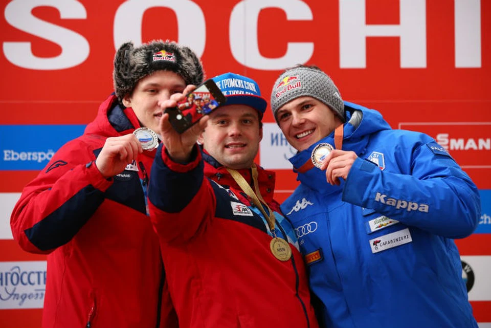 Семен Павличенко (в центре) с золотой медалью этапа Кубка мира в Сочи. Фото: федерация санного спорта России.