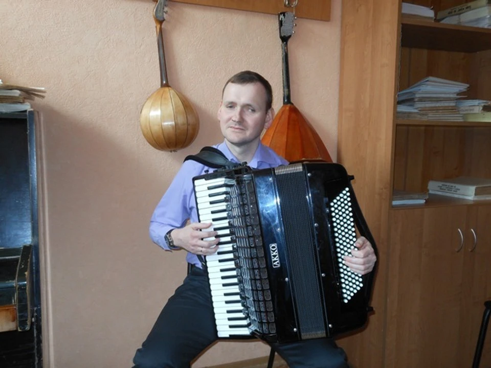 Александр Осадчий играет на аккордеоне с французским шармом