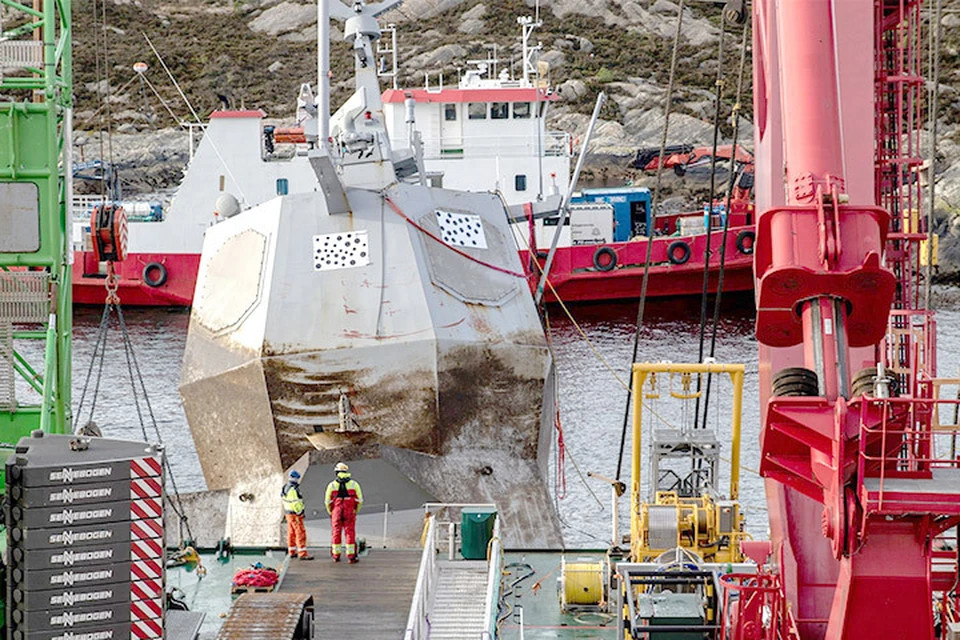 В Норвегии проходит операция по поднятию затонувшего норвежского фрегата "Helge Ingstad". Фото: с сайта dambiev.livejournal.com