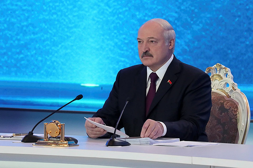 Лукашенко добавил, что если он признает Крым российским, то в «России это будет темой на один вечер, а в Украине меня назовут собакой»