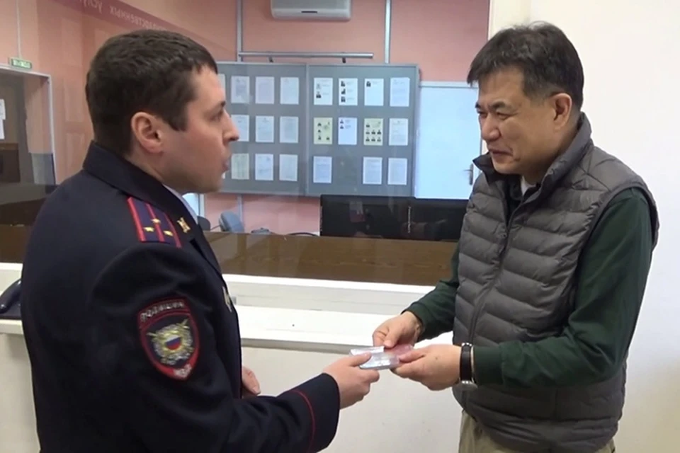 Красноярский таксист вернул паспорт японскому туристу, приехавшему на Универсиаду. Стоп-кадр видео