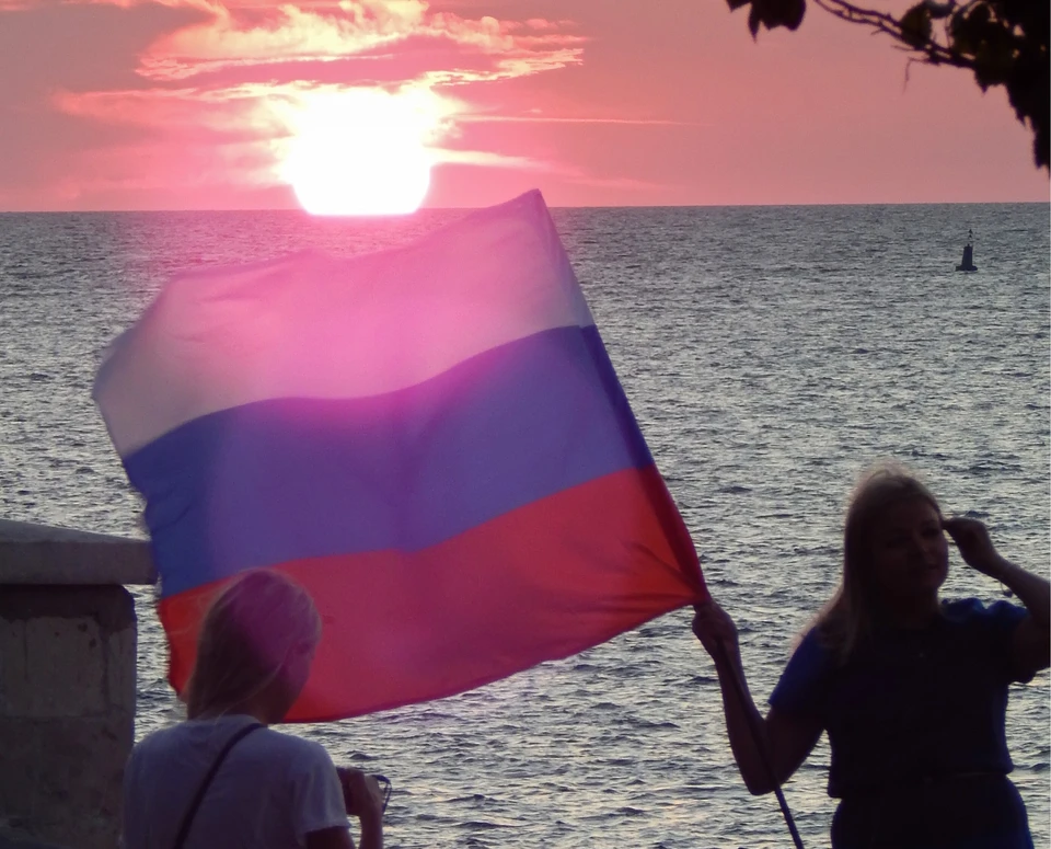 По всему полуострову одним из самых ходовых товаров становится российская символика
