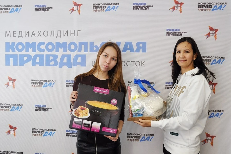 Победитель конкурса Кристина Осокина получает приз в студии радиостанции «Комсомольская правда» - Приморье».