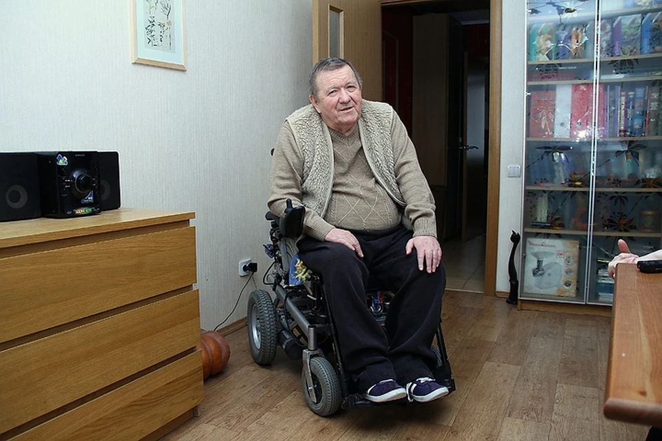 Инвалиду-колясочнику, «замурованному» в своей квартире на целый год, установили пандус
